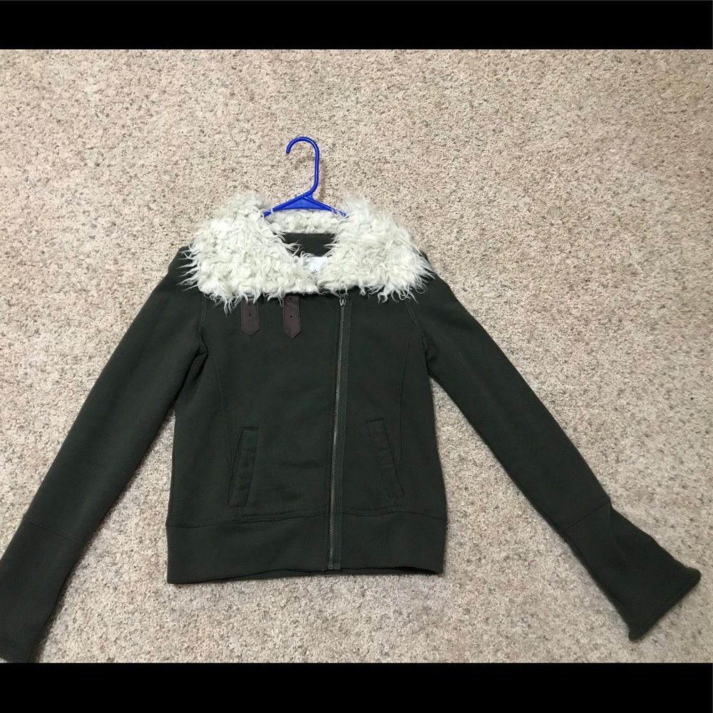 Winter jacket with belt in olive green